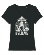 Believe Vintage Alien Spaceship Bigfoot Tricou mânecă scurtă guler larg fitted Damă Expresser