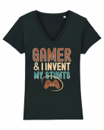 Sunt Gamer si imi inventez schemele si peripetiile. Gamer and I invent my s Tricou mânecă scurtă guler V Damă Evoker