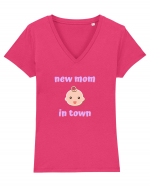 New mom in town. (roz, fetiță)  Tricou mânecă scurtă guler V Damă Evoker