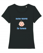 New mom in town. (albastru, băiat)  Tricou mânecă scurtă guler larg fitted Damă Expresser