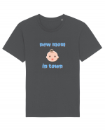 New mom in town. (albastru, băiat)  Tricou mânecă scurtă Unisex Rocker