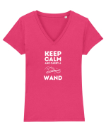 Keep calm and carry a wand (alb)  Tricou mânecă scurtă guler V Damă Evoker
