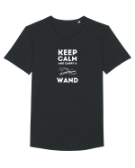 Keep calm and carry a wand (alb)  Tricou mânecă scurtă guler larg Bărbat Skater