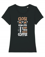 Close Your Eyes And Brew Black Coffee Tricou mânecă scurtă guler larg fitted Damă Expresser