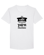 This Witch can be bribed with yarn and chocolate. Tricou mânecă scurtă guler larg Bărbat Skater
