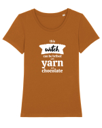 This Witch can be bribed with yarn and chocolate. (alb) Tricou mânecă scurtă guler larg fitted Damă Expresser