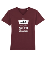 This Witch can be bribed with yarn and chocolate. (alb) Tricou mânecă scurtă guler V Bărbat Presenter