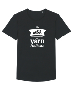This Witch can be bribed with yarn and chocolate. (alb) Tricou mânecă scurtă guler larg Bărbat Skater