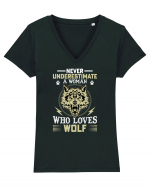 Never underestimate a woman who loves wolf Tricou mânecă scurtă guler V Damă Evoker