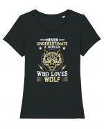 Never underestimate a woman who loves wolf Tricou mânecă scurtă guler larg fitted Damă Expresser