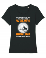 We are never alone we are all wolves howling Tricou mânecă scurtă guler larg fitted Damă Expresser