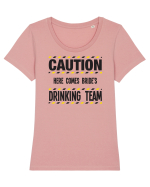 Caution - here comes brides drinking team Tricou mânecă scurtă guler larg fitted Damă Expresser
