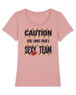 Caution - here comes brides sexy team Tricou mânecă scurtă guler larg fitted Damă Expresser