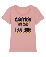 Caution - here comes team bride Tricou mânecă scurtă guler larg fitted Damă Expresser