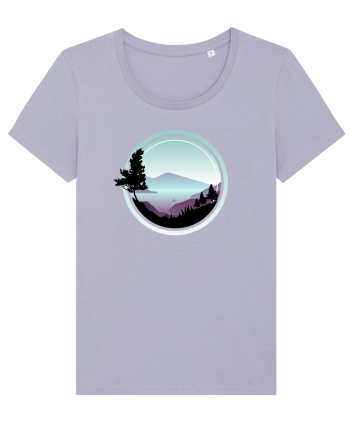 Cu barca pe un lac de munte Lavender