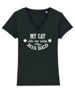 My cat lets me sleep in his bed Tricou mânecă scurtă guler V Damă Evoker