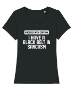 PROCEED WITH CAUTION I HAVE A  BLACK BELT IN SARCASM Tricou mânecă scurtă guler larg fitted Damă Expresser