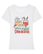 HE SEES YOU WHEN YOU’RE DRINKING Tricou mânecă scurtă guler larg fitted Damă Expresser