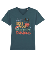 HE SEES YOU WHEN YOU’RE DRINKING Tricou mânecă scurtă guler V Bărbat Presenter