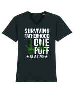 SURVIVING FATHERHOOD ONE PUFF AT A TIME Tricou mânecă scurtă guler V Bărbat Presenter