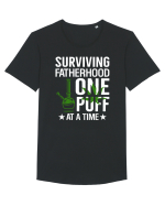 SURVIVING FATHERHOOD ONE PUFF AT A TIME Tricou mânecă scurtă guler larg Bărbat Skater