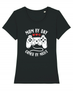 Mom by day gamer by night. Tricou mânecă scurtă guler larg fitted Damă Expresser