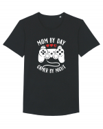 Mom by day gamer by night. Tricou mânecă scurtă guler larg Bărbat Skater