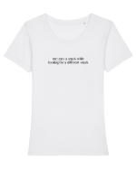 me eats a snack while looking for a different snack Tricou mânecă scurtă guler larg fitted Damă Expresser