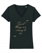 Good things are coming to me. Tricou mânecă scurtă guler V Damă Evoker