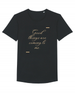 Good things are coming to me. Tricou mânecă scurtă guler larg Bărbat Skater