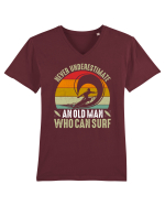 Never Underestimate An Old Man Who Can Surf Tricou mânecă scurtă guler V Bărbat Presenter