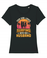 This Girl Loves Surfing With Her Husband Tricou mânecă scurtă guler larg fitted Damă Expresser