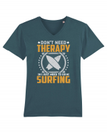 Don't need therapy I just need to go surfing Tricou mânecă scurtă guler V Bărbat Presenter