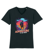 in stil synthwave - Adventure is out there Tricou mânecă scurtă guler V Bărbat Presenter