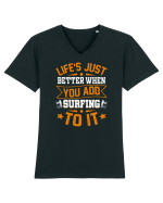 Lifes just better when you add surfing to it Tricou mânecă scurtă guler V Bărbat Presenter