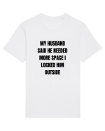 MY HUSBAND SAID HE NEEDED MORE SPACE I LOCKED HIM OUTSIDE Tricou mânecă scurtă Unisex Rocker