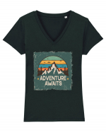 Adventure Awaits Retro Sunset Distressed Poster Style Tricou mânecă scurtă guler V Damă Evoker