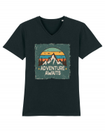 Adventure Awaits Retro Sunset Distressed Poster Style Tricou mânecă scurtă guler V Bărbat Presenter