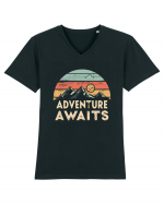 Adventure Awaits Retro Sunset Distressed Tricou mânecă scurtă guler V Bărbat Presenter