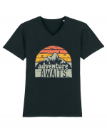 Adventure Awaits Retro Sunset Tricou mânecă scurtă guler V Bărbat Presenter