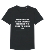 Behind every man is a woman resisting the urge to choke him Tricou mânecă scurtă guler larg Bărbat Skater