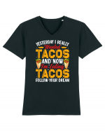 Yesterday I really wanted tacos and now I'm eating tacos follow your dream Tricou mânecă scurtă guler V Bărbat Presenter
