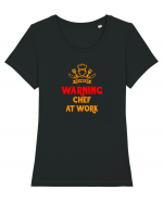 WARNING! CHEF AT WORK! - ATENTIE, CHEF / BUCATAR LA TREABA! Tricou mânecă scurtă guler larg fitted Damă Expresser