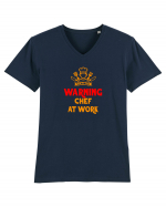 WARNING! CHEF AT WORK! - ATENTIE, CHEF / BUCATAR LA TREABA! Tricou mânecă scurtă guler V Bărbat Presenter