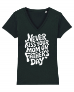 Never Kiss Your Mom On Father's Day Tricou mânecă scurtă guler V Damă Evoker