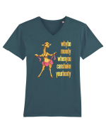 WHY BE MOODY WHEN YOU CAN SHAKE YOUR BOOTY - GIRAFA BELLYDANCER 2 Tricou mânecă scurtă guler V Bărbat Presenter
