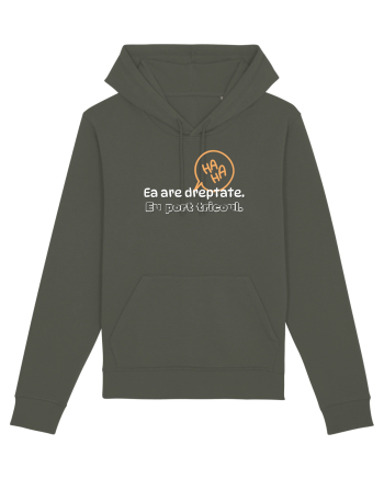 Ea are dreptate. Eu port tricoul  Khaki