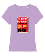 Life is Better Around the Campfire Tricou mânecă scurtă guler larg fitted Damă Expresser