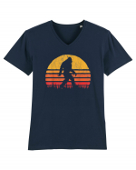  Bigfoot Walking Retro Sunset Tricou mânecă scurtă guler V Bărbat Presenter